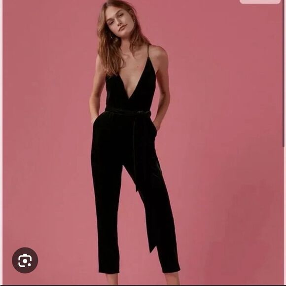 Express velvet jumpsuit size 8 EUC spaghetti strap pockets party grl baddie - Picture 1 of 7